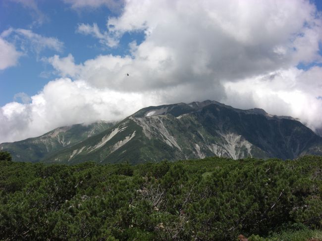 例年、お盆の頃に山を縦走する。今年は長野県、岐阜県、富山県の県境にある黒部五郎、雲ノ平、笠ヶ岳と県境を円を描くように<br />縦走をした。天候にも恵まれた8日間でもあった。<br />爽やかな風を感じながら日本の山を楽しんだ。<br /><br />新穂高温泉に車を止めてここから山日記が始まる。<br />鏡平より黒部五郎へ。