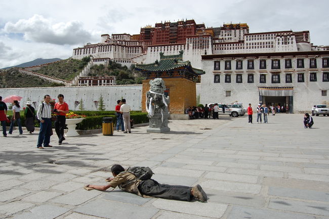 ラサを訪れるのは３回目ですが、年月を経るたびに都会度が増していき、中国の一地方の都会と変わらなくなりつつあるのが残念ですが、ジョカン(大昭寺)の周囲の旧市街はまだチベット色が残されており、久しぶりにチベットの雰囲気に浸ることができました。