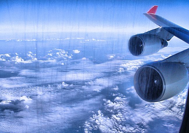 アラスカ・カナダ上空は何回も通ったが氷雪のない夏、晴れた地上を見たのはそんなにない。<br /><br />カナダ　エドモントンの上空とアラスカフェアバンクスの近くで撮った映像である、最近はＧＰＳ航法で大圏航路を飛ぶようになったようで、都市を上空から見る機会が少なくなった気がする。
