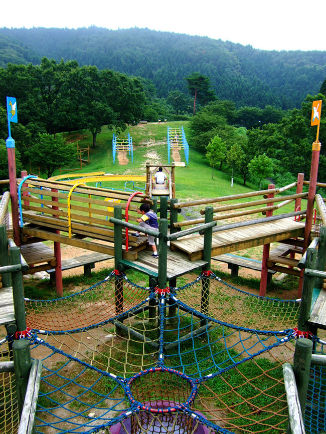 きららの里続き<br /><br />ワクワクスライダー、７回乗りました。<br />http://4travel.jp/traveler/kuropiso/album/10173622/<br />もっと乗ってもよかったのですが、最後のアタックで怖い目にあった為、本日はこれにて終了にしました。<br /><br />広大な敷地にはいくつかの施設があります。<br />タイトルのきらら砦は子供向けのアスレチックです。<br />その他広場、ハーブ園等があります。<br /><br />施設内には宿泊施設もあり、<br />ご家族、グループで、自然の中で楽しむことができます。<br />全室、電気、ガス、水道が使用可能。<br />キッチン、お風呂、水洗トイレ、ＢＳ付きテレビ、<br />冷蔵庫、各種食器なども備えてあるそうです。<br />各ケビンには、バーベキューサイトがあるそうです。。<br />宿泊施設でのバーベキューは、材料の持ち込みが可能。<br />バーベキュー食材セットの予約も出来るそうです。<br />（宿泊でない人のバーベキュー場（レストラン併設）がありますが、こちらには持ち込みが出来ません）<br /><br /><br />施設ご紹介<br /><br />入場料<br />大人　310円　　小人　100円<br />30名以上、団体割引あり<br /><br />ワクワクスライダー<br />大人　510円　　小人　310円（割引回数券あり）<br />ロードトレイン　<br />100円<br />マウンテンバイク　　<br />510円<br /><br />アクセス<br />○電車、バス <br />ＪＲ常磐線　日立駅下車。<br />日立電鉄バス　東河内（ひがしごうど）行き、<br />　　　　　　　　　きららの里前下車（約３０分）。<br />○自動車 <br />常磐自動車道　日立中央インターより約１０分。<br /><br />宿泊施設あり。<br /><br />詳しくはＨＰをご覧下さい。<br /><br />奥日立きららの里　公式ホームページ<br />http://www.mito.ne.jp/~kirara/<br /><br />ＴＥＬ　０２９４（２４）２４２４ <br />ＦＡＸ　０２９４（２４）３９１１ <br />〒３１１−０４０２　茨城県日立市入四間町８６３−１