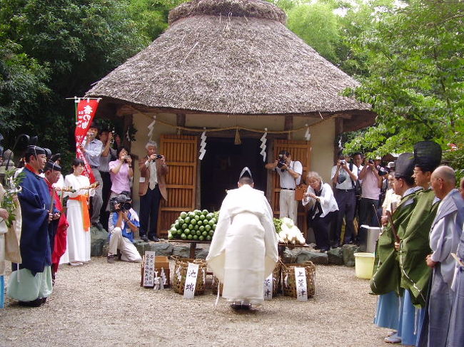 日本で唯一の漬物の神様を祀っている萱津神社では、毎年8月21日に全国の漬物業者が集まって香の物祭が行われます。ここで漬けた漬物は、熱田神宮にも奉納されるので、その宮司さんも見えて厳かに神事が執り行われました。そんな香の物祭の参加報告をしたいと思います。