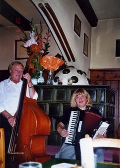 2002.9 ハンガリー，フィンランド旅行4-中継地としてのWien　ホイリゲは最高！