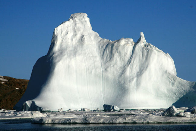 【氷山クルーズの風景】・・アイスランドで一日足止めのためスケヂュールが狂ったが、白夜のお陰で夕食後氷山クルーズに出掛けた。夜７−８時でも昼間のように明るい！一日が長く使えるのだ。全長15-6m位の小さな観光船に乗り入り江の先まで出る。途中様々な形をした流氷や氷山が見えてくる。大きいものは内陸部の氷河から流れて来たもの、中くらいのものは北極から流れて来たもの、小さいものはこの春できたものなど様々である。大きな氷山は高さ100mを超すものでその美しさとその迫力に感動する。全体の90%は海中に沈んでいるのでその大きさに驚く・・<br /> <br /><br />詳細は<br />http://yoshiokan.5.pro.tok2.com/<br />旅いつまでも・・★画像旅行記を<br />ご覧ください。