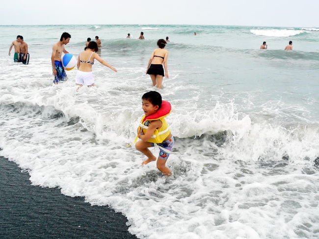 たまにはちゃんとした海水浴場で泳ごうと、８月１８日（土）１泊で東急ハーベストクラブ静波海岸に行きました。<br />静岡県下で有数の海水浴場である静波海岸から徒歩すぐのこのホテルには、屋内外のプールをはじめ、テニスコート、パターゴルフ場、ラケットボールのコートなどスポーツ施設が充実していて夏の休暇を過ごすのには最高です。<br />この日は、遠く南の洋上にある台風の影響で波が高く、楽しく海水浴という訳にはいきませんでしたが、まだまだ夏本番の暑さの中、プールとビーチで水と戯れてきました。<br />