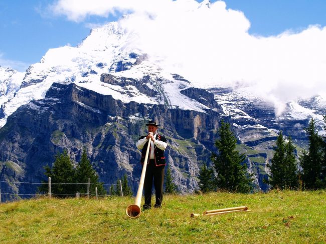 山歩きが好きな、りすえもんの父親が「体が動く元気なうちにスイスに行きたい！！」という一言がきっかけで、約３年ぶりにスイスに行って来ました。私の父と家内の３人で行くヨーロッパ珍道中・第３弾（ミューレン・アルメントフーベル編）です。<br /><br />滝見物を終えて、これからミューレンに向かいます。<br />ラウターブルンネンからグリュッチュアルプを経由して、ミューレンへ。ミューレンからケーブルカーを乗り継いでアルメントフーベルに向かいます。<br /><br />以前にNHK-BSの番組で関口知宏さんがアルメントフーベルでトレッキングをしているところが映り、その景色の雄大さに感動。次にスイスに行ったら訪ねてみようと決めていたところです。