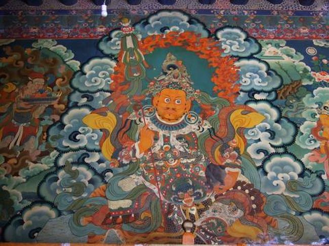 拉薩の街<br /><br />標高3600ｍを超える　ラサはチベット語で「神の土地」という意味。<br />ラサで思い浮かべる風景といえば、観音菩薩の化身とされるダライラマ法王の宮殿「ポタラ宮」<br />そうしてジョカン寺を中心に様々な寺で祈りを捧げ五体投地をする人々。<br />そうしてエベレストを代表に神々しいまでの大自然と、<br />過酷な環境と向合い質素ながらも逞しく生きる遊牧民。<br /><br />深い信仰に包まれ、穏やかな人々と街並みを想像していたのですが・・・<br />（紹介もチベットらしいさだけを切抜くので）<br /><br /><br />「ラサは意外と都会だった！」<br /><br />そう、すっかり中国化がされていたのでした。<br />海岸地区と内地との経済格差を抑えるため、<br />内地の要所要所の街が再開発で変化していっているようで、<br />ここチベットも他と変わらない中国らしい？？巨大で無機質な建築物にどんどん替わっていってるようです。<br />（昔行ったウィグルのウルムチも同じでしたが）<br /><br />そうして漢民族がどんどん西部に流れ出し、<br />今では人口の半分（いやそれ以上）が漢民族らしいです。<br />街では高層ビルも建ち・夜はネオンもキラキラ眩く・・・<br />交通網も整備され、大量輸送で我々のような観光客も<br />気軽に訪れるようになりました。<br /><br />チベットらしい街並みが残るのはジョカン寺を中心にした旧市街の一角だけのようです。<br />そこも、今はどんどん縮小しているようですが・・・<br /><br />変り行くチベットですが、<br />中国の街並みの中でも、<br />誇り高きチベット人が自分達の文化を守り、<br />信仰深く、中国に同化されず強かに生きていってほしいです。<br /><br />