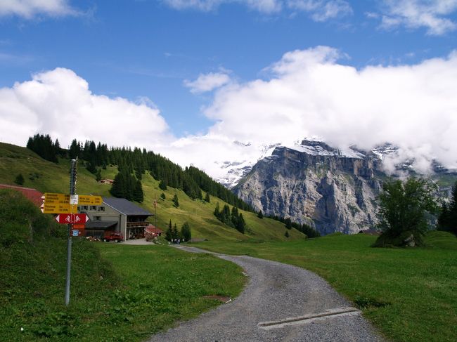 山歩きが好きな、りすえもんの父親が「体が動く元気なうちにスイスに行きたい！！」という一言がきっかけで、約３年ぶりにスイスに行って来ました。私の父と家内の３人で行くヨーロッパ珍道中・第４弾（ミューレン・山歩き編）です。<br /><br />これから、山歩き大好きの父が選んだコースをトレッキング。アルメントフーベルからミューレンまでのコース。１時間くらい軽く歩くかと思い、装備は街なか観光スタイル。まさか４時間も歩くとは想像もしていなかったので、ちょっと参ったかな。ただ、ツェルマットより標識が見やすく、希望通りのコースを歩くことができました。<br />