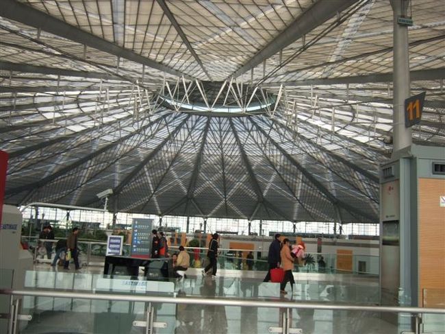 郊外電車（３号線）に乗って上海南駅まで行きました．上海南駅は，最近新装オープンしたばかりで，まるで空港のような内装・雰囲気でした．<br />