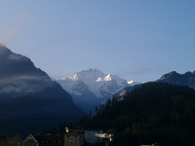 山歩きが好きな、りすえもんの父親が「体が動く元気なうちにスイスに行きたい！！」という一言がきっかけで、約３年ぶりにスイスに行って来ました。私の父と家内の３人で行くヨーロッパ珍道中・第５弾（インターラーケン編）です。<br /><br />独身時代に一人旅で来た以来、１０年ぶりのインターラーケン。その時は天気が悪くて寂しいイメージでしたが、今回は天気に恵まれたおかげで、随分とイメージが変わりました。<br /><br />今日はミューレン周辺でトレッキングしたのと、ベルンを早朝に出発したのとで、かなりお疲れ。インターラーケンでは、ゆっくりご飯を食べて、早めに寝ようという事で全員の意見が一致。ホテルにチェックインして、速攻で食事に。父と家内はレストラン探し、りすえもんはミューレンで出会った学生さんと待ち合わせの約束をした場所に向かいました。