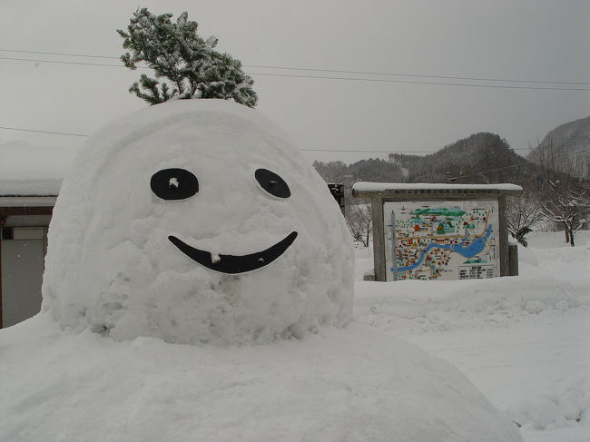 今回の旅は、<br />青荷温泉〜弘前雪灯篭祭り〜五能線（不老不死温泉）〜秋田・田沢湖〜仙台<br />と何が目的の旅かは、毎度のことながら、考えてしまいますが、温泉・雪がメインだったと思います。<br /><br />まずは、黒石・青荷温泉でゆっくり、まったりと。<br /><br />写真は虹の湖での雪ダルマ。ここ黒石では、雪ダルマのさと黒石を合言葉に、毎年数多くの雪ダルマを作っています。目標は一人一個だそうです。<br /><br />かなり大きいものが作られていました。