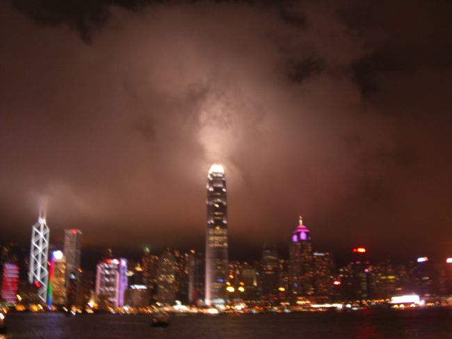 香港を訪れて夜景を見なければ来た意味がない！！！<br />ということで毎晩夕食を食べ行きその後に夜景撮影に。。。<br />昼間の香港も賑わっていましたが夜の香港もとりわけ混んでいました。<br />いろんなところから夜景を見ていましたがやっぱり綺麗ですね<br /><br />