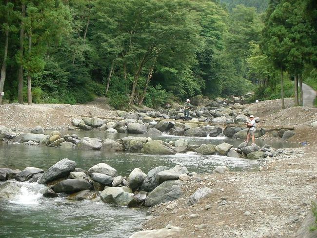 合宿です。７名でロッジに宿泊しました。到着した日は曇り、翌日は残念ながら雨でした。ルアーやフライフィッシングが楽しめる場所ですが、我々は特にそれが趣味でもないのでおとなしく餌釣りです。夕食は釣ったニジマスもいっしょにバーベキュー。晴れてればテニスもできたのに、少々残念。