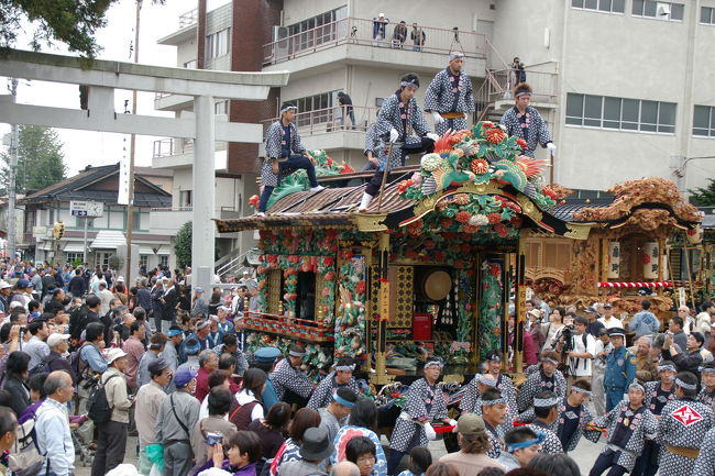 ＜＜２００６お祭りシリーズ＞＞<br />栃木県鹿沼市にある今宮神社の例大祭では、江戸時代の粋を受けついだ見事な彫刻屋台２７台が引き回されます。<br />このお祭りの始まりは、戦国の世が過ぎた慶長13年（1608年）3月に遡るそうです。<br /><br />この日は、正午頃から彫刻屋台が今宮神社の境内への「繰り込み」を行い、夕方になると一斉に提灯に灯をともし、午後６時ごろから自分の町内へと戻る「繰り出し」を見てきました。<br /><br />・☆は市指定文化財で江戸時代からの伝承されたもの。<br />・番号の下１桁が４と９は欠番です。<br />