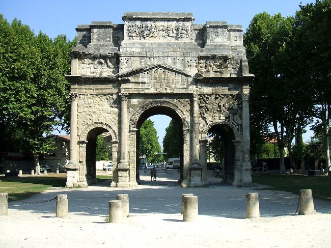 アヴィニョンを起点に、ローマ遺跡と中世城壁都市を巡る南仏の旅。<br />３日目の午前は、オランジュをさらっと見学。<br />ガリアを征服したカエサルとその後継者アウグストゥスの軍団兵の植民都市が街の起源。<br />現在でもローマ劇場と、凱旋門と言われる記念門が残っています。