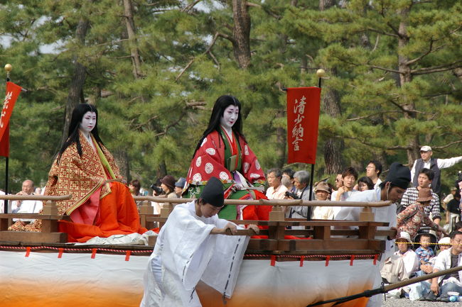 ＜＜２００６お祭りシリーズ＞＞<br />秋晴れの下、京都三大祭りの最後を飾る時代祭を楽しみました。<br />鎧兜に身を包んだ武将や、絢爛豪華な十二単（ひとえ）姿の女官などにふんした約２０００人、牛馬70余頭で全長約２Kmに及ぶ時代行列が、正午すぎに京都御所を出発、都大路を通り平安神宮まで練り歩きます。<br /><br />時代祭は、１８９５（明治２８）年に平安遷都１１００年を記念して始まり、戦争などで中止された年もあり、今年で１０２回目。<br />毎年10月２２日に行われますが、今年は６年ぶりの日曜開催とあって、約１３万３０００人（京都府警調べ）が沿道などで見物しました。<br /><br />