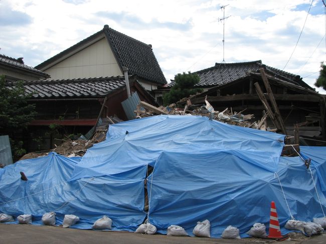 9月6日、午後3時より柏崎の需要家を先週に引き続き訪問することになり、その前に約一時間の空き時間があったために柏崎市のアーケード街より中央海岸迄散策した。 その間に中越地震のいたたましい被害状況を見て回った。<br />今回の地震は柏崎市を中心に被害が大きく、その原因は地盤が弱いところ、すなわち砂地及びその上に埋め立てた地区で被害が多いとのことである。<br /><br /><br />*写真は住宅の倒壊状況