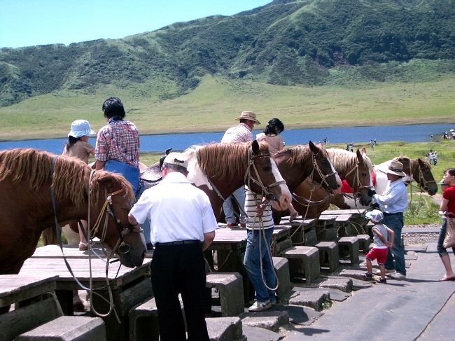 ■北九州 900kmぶらり旅?<br /><br />●阿蘇&九重国立公園<br /> 阿蘇草千里ヶ浜は鳥帽子岳中腹の火口跡に広がる直径1Km程の草原で、阿蘇景観の代表的な草原です。<br /><br />【手記】<br /> 山陽自動車道廿日市インタON、大宰府インタOFF。観光後、大宰府インタON熊本インタOFF、微かな記憶を辿りながら30年前に妻と宿泊した「阿蘇観光ホテル跡」へ向かいました。<br /> 今回の巡航先は、阿蘇米塚・草千里・阿蘇山頂・カドリードミニオン(旧クマ牧場)・やまなみハイウェー・牧ノ戸峠・九重長者原・朝日台・狭霧台・アフリカンサファリ・宇佐神宮・安心院・苅田などでした。<br /> 広島から関門橋を抜けて、想い出深い九州を巡ってきました。<br /><br />