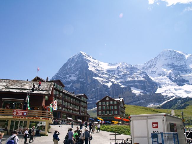 山歩きが好きな、りすえもんの父親が「体が動く元気なうちにスイスに行きたい！！」という一言がきっかけで、約３年ぶりにスイスに行って来ました。私の父と家内の３人で行くヨーロッパ珍道中・第６弾（クライネ・シャイディック編）です。<br /><br />この日は、朝からツェルマットに移動する予定でしたが、せっかくなので、ユングフラウを見に行く事にしたため、急遽予定を変更。インターラーケンからグリンデルワルドを経由してクライネ・シャイディックまで行ってきました。移動の時間の関係で、ユングフラウヨッホには行きませんでしたが、とても良い天気で頂上の展望台も見えました。<br />