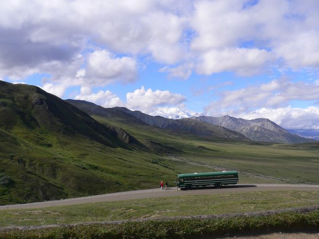 ７時間30分余りのアラスカ鉄道の旅が終わり、デナリ到着。<br />乗車車両から降りてバスでHotelに向う。<br />到着日はデナリの町を散策し、夕食後Hotelに戻る。<br /><br />翌日は、朝からデナリ国立公園ツアーに参加する。各国混合ツアーでアメリカらしいバスで約7時間程で国立公園見学。<br />ドライバーさんがガイド兼任で運転しながら動物を見つけると教えてくれる。叉ツアーの参加者もバスの中から望遠鏡で動物を見けると皆に教えてくれる。<br />ドライバーさんが望遠鏡で写した動物をバス内のTVで見せてくれる。乗車後おやつBOXも渡され折り返し地点では、コーヒー等のサービスも有り貴重な体験をたくさんして大変面白かった！