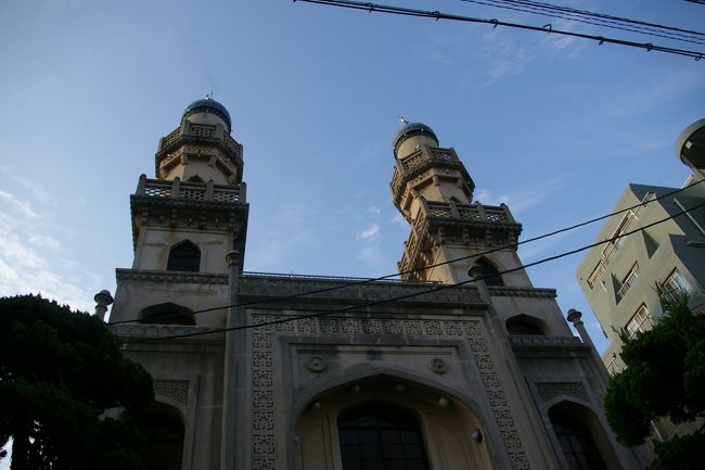夏の近代建築を訪ねての関西遠征。7ヶ所目の訪問先は神戸。はじめて訪れる街ですが、何故かそんな気がしません。どうしてだろう・・・? そうか、自分のホームグランドの横浜にとても似ている街だったからです。<br />メリケンパーク=山下公園、ハーバーランド=みなとみらい、ポートタワー=マリンタワー 元町=元町 北野異人館=山手西洋館 南京町=横浜中華街 旧居留地=関内、山下町周辺外国人居留地 坂道、港町、政令指定都市と数え上げればきりのないほどの共通点がある街って、日本全国探しても絶対ほかにないのでは・・・そんな気がしてなりません。<br />ここで紹介する近代建築も共通するものがありました。