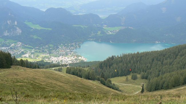 Wolfgangseeの湖畔にある、Sankt Gilgenに日帰り登山に行って来ました。<br /><br />観光局HP：　http://www.wolfgangsee.at/alias/wolfgangsee/de<br /><br />オーストリア側では、会社のリクリエーション？ として「登山」があるそうで。<br />主人のお試し登山に毎回付き合わされている訳です。<br />最初は実は登山嫌いでした。苦笑<br />が、段々登山ハイ？か楽しくなって来るから不思議です。<br /><br />山頂の絶景と美味しい空気の下でのランチに吊られての片道３時間半となりました。<br />町の中心から山頂までケーブルカーも出ているのですが。<br />かなり旧式で、狭くて揺れるらしいので我家には、無理らしいです。<br />（軽度の閉所＆高所恐怖症）