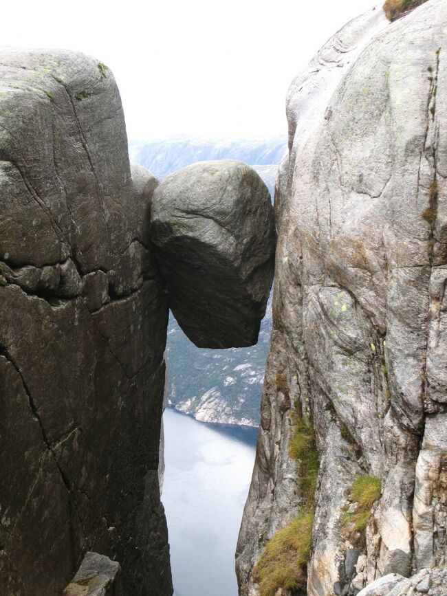 念願叶って、Kjeragboltenの岩に立つことができました!<br />この岩は、Kjerag山 のフィヨルド沿いにあります。<br />1,000mの山の裂け目のような絶壁に挟まれた、引っかかったままの玉石。<br />それを人は、<br /><br />「奇跡の岩」と呼ぶ・・・<br /><br />現地ではかなりメジャーな場所のようです。<br />ガイドブックの表紙を飾っていたり、フェリーターミナルでも大きく飾られていたり・・・<br />またKjeragは、Base jumpで有名で、その高さ1,000mは世界一だとか!