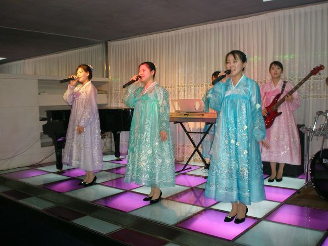 2007年09月15日(土)延辺日本人会定期総会が開催されました。日本の方はもちろん延辺大学の学生さん、北朝鮮の方にも日本人会を盛り上げて頂きました。<br /><br />1 定期総会は平壌長寿館<br />2 龍井 延辺東方熊楽園と延辺大学農学院<br />3 龍井 尹東柱出身の大成中学訪問<br />4 龍井 龍井起名の井戸と旧間東日本国総領事館<br />5 龍井 尹東柱生家訪問と日中バス歌合戦<br /><br />