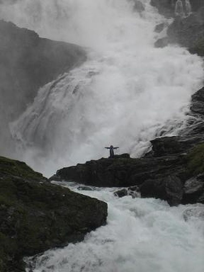 <br />朝食後、小さな村ダルダールを散策<br />可愛らしい建物があちらこちらに<br />メルヘンチックな街<br /><br />ダルダールからバスで長い長いトンネルを抜けて<br />グドバンデンへ<br /><br />