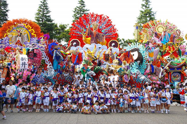 ＜＜２００５お祭りシリーズ＞＞<br />青森県八戸の三社大祭は、東北三大祭（四大祭）ほど知られていませんが、２８０年を越す伝統のあるお祭りです。<br />神明宮、おがみ神社、新羅神社の神輿行列に附祭として氏子の山車がお供する豊作加護、報恩のお祭りで、国重要無形民族文化財に指定されています。<br /><br />享保６年(１７２１)、おがみ神社が神輿行列を仕立て、長者山のお社に渡御したのが始まりで、明治１７年(１８８４)から、おがみ神社と長者山新羅神社との祭礼となり、その後、神明宮が参加して三社の祭礼となったそうです。<br />最初は、有力な商人が店先に人形を飾っていたものを、屋台に載せて神社行列にお供するようになり、大きさ、からくりなどが徐々に変り、現在の巨大な飾りつけの山車となったそうです。<br />行列には、神楽、稚児行列、甲冑武者、虎舞、２７台の山車絵巻が見物人を楽しませてくれます。<br /><br />お祭りは、７月３１日：前夜祭、８月１日：お通り、２日：中日、３日：お還り、４日：後夜祭と５日間にわたり行われます。<br /><br />青森（陸奥）地方では大きなもののお祭りが多いように思います。八戸の巨大な飾りつけの山車は、大きな「ねぶた」にも通じるのではないでしょうか？<br />