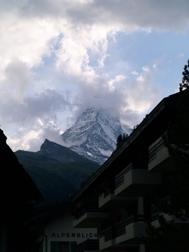 山歩きが好きな、りすえもんの父親が「体が動く元気なうちにスイスに行きたい！！」という一言がきっかけで、約３年ぶりにスイスに行って来ました。私の父と家内の３人で行くヨーロッパ珍道中・第８弾です。<br /><br />シュピーツでのんびり乗り換え待ちをして、ブリーク経由でツェルマットに向かいます。