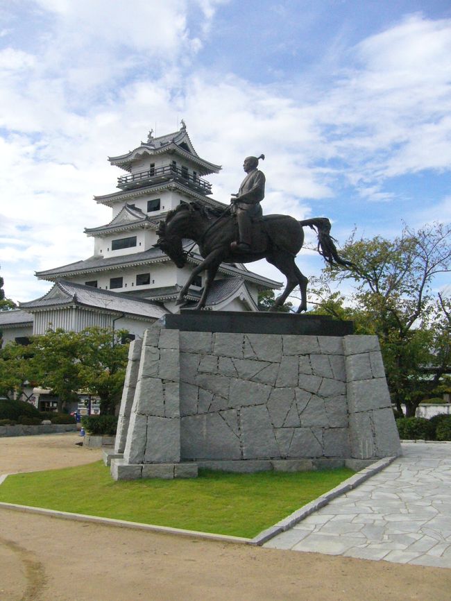 今年の春から暖めていた 壮大かつ、少々 無謀とも思える？<br />しまなみ海道 ちゃり走破。 ついに行ってきました。<br />思えば 7月3連休に 行くはずだったのですが、おりしも<br />台風の直撃を免れない状況となり、断念しました。 <br />その悔しい思いを この9月3連休で リベンジを果たすべく<br />臨んだ訳ですが、またしても台風発生のニュース。<br />毎日、天気図を にらみながら 半ば強引に決行して<br />きました。 <br /><br />ここからは年甲斐もなく頑張った熱い オヤジ達！？の<br />ノンフィクションのドキュメンタリーを お楽しみ下さい。<br /><br />