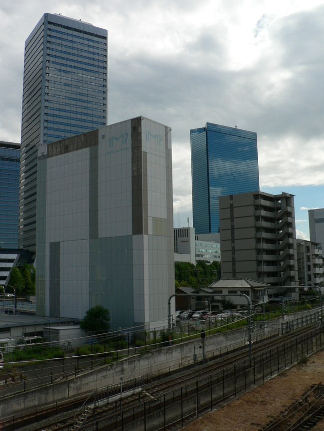 大阪ビジネスパーク（ＯＢＰ）は、大阪城の北東側を１９７０年代から再開発し、企業向け高層ビル１５棟と市民の憩いの市民公園を計画的に造った一角。寝屋川と第二寝屋川に挟まれた３０ヘクタール弱のエリアで、大阪城公園に隣接した地域を大阪市の経済、商業の拠点にするために、大阪市と在阪の大手企業などが共同で建設した。<br />大阪ビジネスパーク（ＯＢＰ）の場所は古代から大和川と淀川が合流する河川敷で、蓮如（１４１５−１４９９年）が建立した石山本願寺（１４９６建造、１５８０年に戦乱で焼却）に隣接する船着場だった。石山本願寺を守る一向宗徒を織田信長（１５３４−１５８２年）が攻め滅ぼした場所でもあった。石山本願寺が焼き討ちされた跡地には豊臣秀吉（１５３７−１５９８年）が大坂城を築いた。河川敷には１８７０年に旧日本陸軍大阪砲兵工廠が建てられたが、１９４５年８月１４日に米軍に爆撃され、その後は更地になっていた。大阪ビジネスパークは近年では「世界に開かれた国際情報都市ＯＢＰ」をキャッチフレーズにしている。かつて日本経済の中心地であった大阪が再び日本のビジネスをリードすることを念じて造成された大阪ビジネスパークだが、さらに大阪を元気にしてくれることを期待したい。<br />大阪ビジネスパーク（ＯＢＰ）では８月１１日から２１日まで読売テレビ主催のイベント「わくわく宝島」を開催しており、屋台やゲーム、テレビ番組のショーなどを楽しむ元気な家族やカップルで賑わっていた。<br />（写真は大阪ビジネスパークの光景）<br />