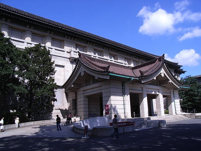 東京国立博物館という超メジャーミュージアムには今まで入ったことがありませんでした。<br />しかし、今年僭越ながら少しずつミュージアム経験を重ねてきた私はもう臆することはありません。<br />満を持して初入館！<br />まあ満を持してなんてえらそーなことを言える立場ではありませんがそれは良いとして。<br />ただ形だけ行ったことがあるなんていうよりも、ある程度いろいろ回って経験を積んでから行ったほうが良いのかもしれません。<br />あのころは息を止めて走っていたが、今なら呼吸をして風を感じながら走ることができるから、などと段々とわけがわからなくなってきたのでこの辺で。<br />さて、今日は、「京都五山　禅の文化」という特別展の最終日ですので、それを観に行きます。<br />当然平常展も回りますので、一日がかりです。<br />平常展とは言ってもしょっちゅう展示替えが行われているので、たとえば月に1度来るとしても、常に新しいものが見られそうです。<br />一日で全部鑑賞することは到底不可能ですので、ターゲットを絞り、何回かに分けて来るようにします。<br /><br />ところで、最寄りの駅としては上野駅または鶯谷駅ですが、地図を見ていると若干鶯谷のほうが近そうな気がしますので、鶯谷駅から行くことにします。<br />調べてみると周辺に面白そうなところもいくつかあるようなので、ちょっと早めに行って回ってみます。