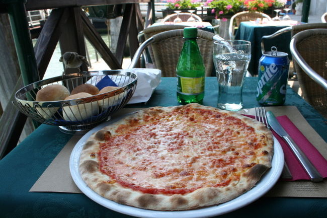 せっかくイタリアにきたので、おいしいものをレストランで食べてみようかな。たまにはいいよな！と。イタリアにきたら、パスタとピザだけは食べて帰るぞ〜と意気込んでみました。<br /><br /><br />○旅の様子をＨＰで公開中です<br />　http://www.tabisuma.com