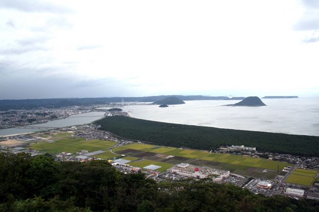 【ぐるり巡行、北九州の北半分?950Kmの車旅】「絶景!鏡山展望台」 今回のひとり旅、いよいよクライマックスです。 日本三大松原と言われている唐津市の「虹の松原」を見下ろせる展望台「鏡山」へ向けて、愛車を走らせました。 頂上には展望台があり、眼下に広がる虹ノ松原や、唐津湾とそこに浮かぶ高島、鳥島、神集島などの島々などを望むことができます。 このほかに唐津城、市街地、農耕地が織り成す絶景を一望することができます。■今回のルート■ 時の流れを潜り抜けて ★広島発→山口県→福岡県→佐賀県→福岡県→大分県→帰途・広島廿日市インタON・山口県下関<みもすそ川公園:長州砲>・山口県下関<みもすそ川公園:壇之浦古戦場址>・山口県下関インタON・福岡県前原市<伊都国歴史博物館>・福岡県前原市<伊都民族資料館>・福岡県今津<元寇防塁址>・福岡県糸島半島<九大伊都国キャンパス>・福岡県糸島半島<二見ヶ浦>・福岡県糸島半島<芥屋の大門>・福岡県二丈町<福吉駅>・佐賀県唐津市<鏡山>←←←←●当旅行記?(●^0^●)/ ・佐賀県唐津市<久里双水古墳>・佐賀県唐津市相知町<鵜殿石仏群>・福岡県朝倉市<菱野三連水車>・大分県本耶馬溪町<耶馬トピア>・大分県本耶馬溪町<青の洞門>・帰途(総走行距離950Kmでした)