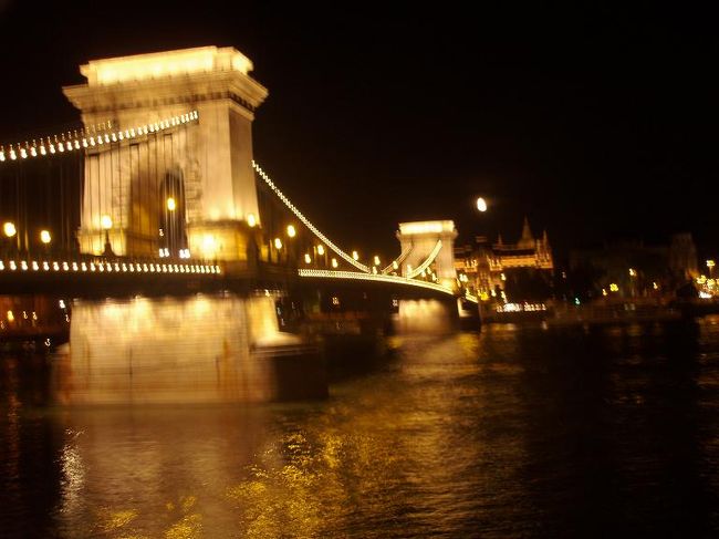 日中の伸びやかな雰囲気も然ることながら、ブダペストのライトアップ、夜景は断然素晴らしい風景でした。クルーズ船から見上げる王宮の夜景も、王宮の丘から見下ろす夜景も共にグーでーす。<br /><br /><br /><br />2007ドナウの真珠と称されるブダペスト編もよろしく！！<br />http://4travel.jp/traveler/mushmu/album/10182199/　　　　　　　　　　　　　　　　　　　　　　　　　　　　　　　　　　　　　　　　　　　　　　　　　　　　　　　　　　　　　　　　　　　　　　　　　　　　　　　　　　　　　　　　　　　　　　　　　　　　　　　　　　