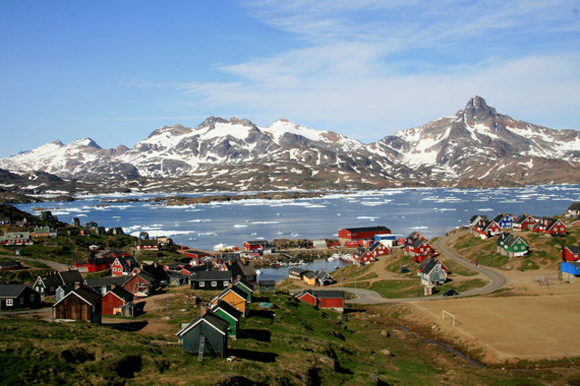 【アンマサリクの街中風景】・・<br />アンマサリクは東部グリーンランドの寂れた沿岸部にあり他とは全く孤立して存在するユニークな地区である。1894年最初の交易所が出来ていらい東部で最大の町。人口は約1800人。住民はイヌイットでアザラシなどの狩猟で生計を立てている。このイヌイットは1884年デンマークの海軍士官により偶然発見されるほんの120年前までは文明社会と全く接触を持たずに厳寒の極地に生き延び続けてきたことで、当時大きな世界のトピックにもなった。彼らの死生観は独特で肉体は滅びても魂は滅びないとしてきた。従って彼らのお墓には名前がないのだ・・<br /><br /><br />詳細は<br />http://yoshiokan.5.pro.tok2.com/<br />旅いつまでも・・★画像旅行記<br /><br />をご覧くだ