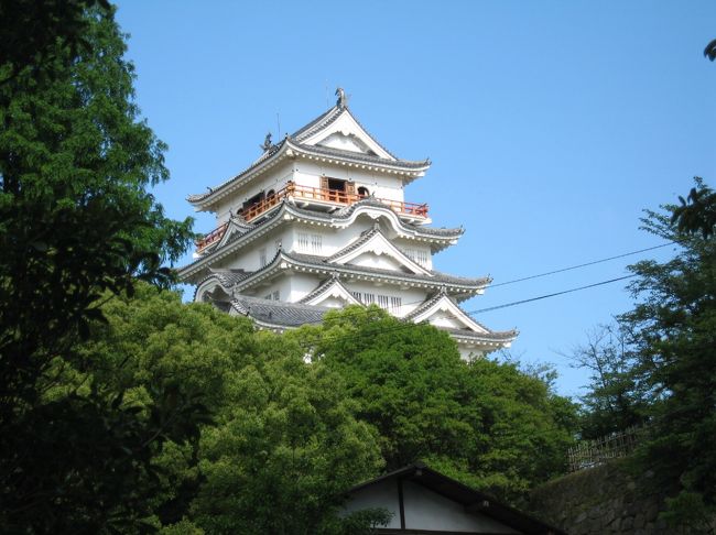 妻の菩提寺が福山にあって、何年か振りの法事があって訪れました。ちょうど「バラ祭り」があったんですが日程が会わずに街角に咲くバラの花をちょこっと撮ることしかできませんでした。<br />福山城がメーンの旅行記ですがどうぞお立ち寄りください。