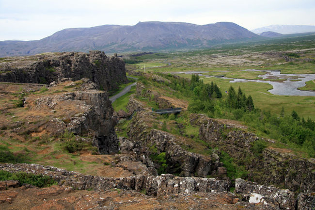 【世界遺産・シンクヴェトリル国立公園】・・<br />2004年に世界自然遺産に登録されたシンクヴェトリル国立公園。ここは930年に世界で最初に民主議会が開催された聖地である。と同時に地球の割れ目「ギャウ」が見られる所でもある。アイスランドは大西洋中央海嶺の延長上に位置し、海嶺の頂上部には幅kmの地溝帯がある。地溝帯は地球の内部から上昇してきたマントルがその下で左右に分かれ、水平に進むためにできた割れ目で「地球の割れ目」と呼ばれる。通常は海面下にあるが此処とアフリカの2箇所だけ地上で見られるのだ。此処では毎年2-3cmずつ広がり続けており、現在その幅は6-7kmになっている。<br /><br /><br />詳細は<br />http://yoshiokan.5.pro.tok2.com/<br />旅いつまでも・・★画像旅行記<br /><br />をご覧ください