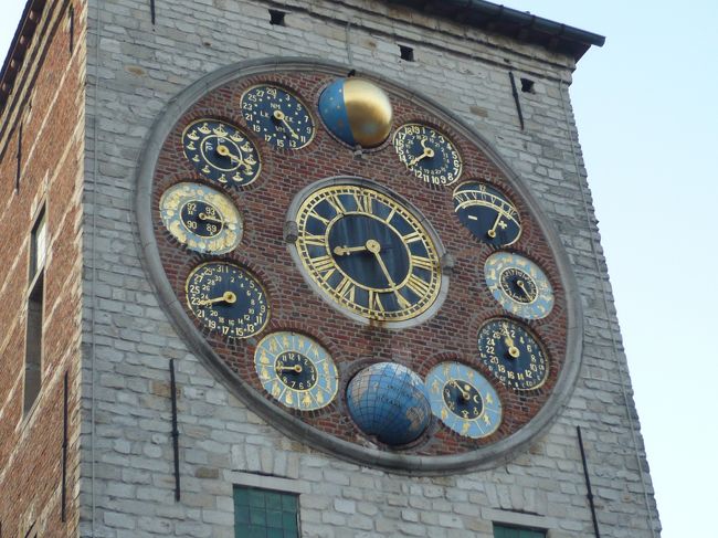 ドイツ・デュッセルドルフからベルギーの都市や町を数カ所、日帰りで巡ってきました。今回のルートはドイツ・デュッセルドルフ〜(オランダ素通り)〜リール〜メッヘレン〜ルーヴェン〜ティーネン〜ズートルー〜デュッセルドルフ(独)という流れです。(フランドル地方東部、州で言えばアントウェルペン州〜フラームス・ブラバント州を周回。)最初の町、リールはベルギー北部の世界的な港町、アントワープの衛星都市とも言える町。デュッセルからリールまではマイカーで2時間弱ぐらいで辿り着けます。土曜の朝6時過ぎと少し早い時間に出発し、現地には8時頃に到着。現地での駐車場も街の中心マルクト広場にほど近いところに地下パーキングがあり、割とすぐ見つかりました。(しかも1時間50セントと安い。)朝、観光するにはまだ少し早い時間ではありましたが、マルクト広場とその周辺には既に各種出店が出揃い、地元の買い物客もちらほらといった状態。街の雰囲気としては、お年寄りが目立つ、ちょっと落ち着いた地方の町といったところ。観光の目玉とお薦めルートとしては、マルクト広場と市庁舎(とその鐘楼)〜牢屋の門〜ジンメルの塔〜聖グマルス教会〜ベギン会修道院(裏口〜牢屋の門の通りへ抜ける)といった流れで、ゆっくり歩きながら見学して約1時間ほど。以前訪れたアントワープのベギン会修道院では、その門をくぐった瞬間に騒がしい世間から別世界へ呑み込まれたような感じがしましたが、ここリールは逆にそのベギン会修道院の静けさが街全体へ緩やかに浸透しているようでした。 (土曜の早朝だったせいもある?)