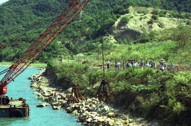 2000年9月27日、この日、不法投棄現場北海岸で暫定的環境保全工事がはじまった。<br />単なる泥の壁だった北海岸に護岸用の捨石が投入された。<br />ヘリコプターが何機も飛び、住民・県・技術委員の人たちが見守る中、やっと念願の工事がはじまった。