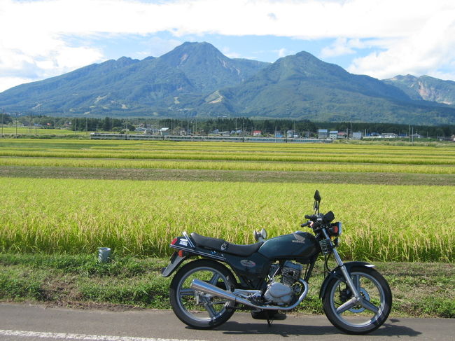 あまりに暑かったので山の中へ<br />でも、山もやっぱり暑かった。<br /><br />近くの農道を通ってお散歩<br />予定していた温泉に行くつもりが<br />看板にひかれてなんとなく・・・・<br />行き着いた先は山の中の１軒家。<br />混浴露天風呂と内湯がある。<br /><br />先客のおばあさん２人に、とてもいいお湯だから<br />と勧められ入る事に。<br /><br />誰かがきたら、行かせないようにするからと言われ<br />露天に貸切状態で入る。景色　最高。<br />お肌ツルツル。<br /><br />お風呂からでてきたら、カブで来ていたおじいさんと<br />バイク談義に・・・<br />こんな山でも登ってこれる　スーパーカブ（HONDA）　バンザイ！！<br /><br /><br /><br /><br /><br /><br />