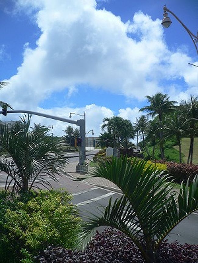 今まで近くて遠かったグアム。<br />ハワイではアロハ～！な挨拶も、グアムでは<br />何て言うかも今まで知りませんでした･･･<br />今回、連休を利用しての旅行だったので近くて遊べる所に<br />しよう、ということでグアム行きに決定♪<br /><br />雨季の為お天気など心配でしたが、滞在中お天気に恵まれ、<br />帰国してから「どこ行ってたのー?」と回りに聞かれるほど<br />日焼けして来ました（笑）。<br /><br />確かに日本人の観光客の皆さんがとても多くいらっしゃるので、ココは沖縄？！感はありますが（笑）、モールなどは<br />現地の人でごった返していて海外気分も程よく楽しめ<br />、タコベルやKマートなど私の大好きな所も一杯♪<br /><br />また行っちゃうと思います、グアム！！<br /><br />