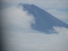 雲に隠れた夏富士を空撮
