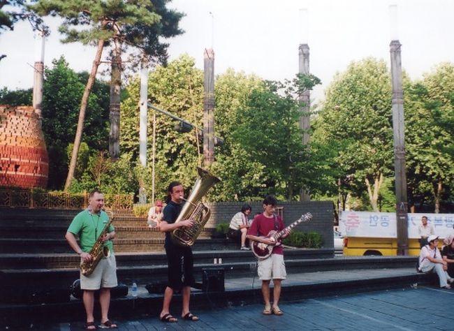 韓国独立運動の聖地パゴダ公園隣の骨董品街仁寺洞（インサドン）、そして定宿の紹介です。仁寺洞で演奏する３人組