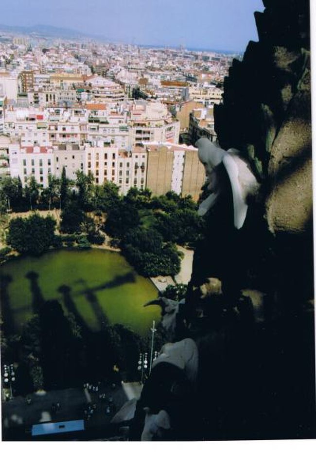 マドリッドから入国し、アンダルシア地方をめぐったスペインのたびの終盤、バルセロナに２泊。ガウディ建築を堪能。