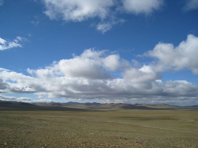 草原で馬に乗って、地平線に沈む夕日が見たいと思い、友達と3人で4泊5日のモンゴル旅行へ。草原の真ん中でゲルに泊まってきました！