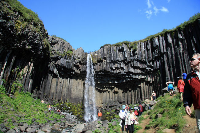 【黒い滝・スヴァルティフォス】・・<br />通称、黒い滝と呼ばれている見事な玄武岩による柱状節理！まるでパイプオルガンのようで黒い滝と云うに相応しい光景である。柱状節理は日本でも見られるが、此処のも素晴しい！この黒い玄武岩の石柱が並ぶ中に滝が落ちて行く、独特な雰囲気があり見応えがある。滝壺の近くは大勢の人が集まり滝に打たれたり、水に浸かったり楽しんでいた・・。滝から落ちた水しぶきに虹が掛かり幻想的な美しい写真が撮れたのでご覧ください！ <br /><br /><br />詳細は<br />http://yoshiokan.5.pro.tok2.com/<br />旅いつまでも・・★画像旅行記<br /><br />をご覧ください
