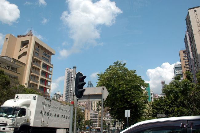 2日目の第1集。<br /><br />昨日申請済みのビザを受け取りに、再度新文華中心へと向かいます。<br />これで基本的な任務完了、あとは過去3回の香港渡航で、出かけた事がなかった地域へ向かいます。<br />普通の旅行だったら何て事無い所でしょうけど、<br />ビザ手配出で個人で来ているこま達には、ちょっと冒険です。<br /><br />