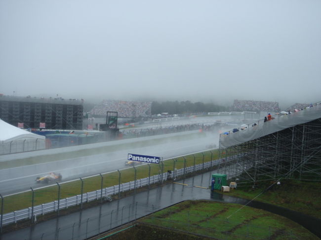 Ｆ１第１５戦日本グランプリは、９月３０日に、静岡・富士スピードウェイで、決勝レースが行われた。<br /><br />小雨模様の中、一周４５６８ｍのコースを６７周するレースは、<br />雨と事故で２度、セーフティカーが入る波乱含みのレースとなった。<br /><br />また、富士スピードウェイでは３０年ぶりのＦ１レース開催とあって、多くのトラブルがあった。<br /><br />前日の２９日には、会場内の道路が陥没し、レース終了後、帰りのバスが動けず、<br />約２万人の人々が雨中で長時間待たされるアクシデントがあった。<br /><br />さらに、６万円の指定席でレースが見えない（７千人対象に１人５万円合計３億５千万円の返金）<br />駐車場から観戦スタンドまでの誘導ルートが入り組んでいて大混雑（席に行くまでに５０分もかかった）<br />レース終了後、駐車場から富士スピードウェイの敷地を出るまで２時間かかるなど<br />来年の富士スピードウェイでのＦ１開催に多くの課題を抱えることとなったが、<br />開催された３日間で計２８万２千人もの人々が訪れていることでも分かるように、<br />日本にも、多くのＦ１ファンがいるのである。来年こそは、すっきりした大会運営を望みたい。<br /><br />荒れ模様のレースの中で、優勝したのは、ポール・ポジションからスタートした<br />ルイス・ハミルトン（英、マクラーレン・メルセデス）だった。今季４勝目となる。<br />ハミルトンは、今年Ｆ１デビューしたばかりだが、総合優勝にも王手をかけている。<br />Ｆ１の世界に新しいスターの誕生である！Ｆ１がますます面白い！<br /><br /><br />